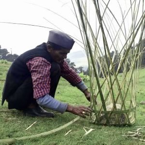 Shephard making Basket - Panwali Kantha Trek